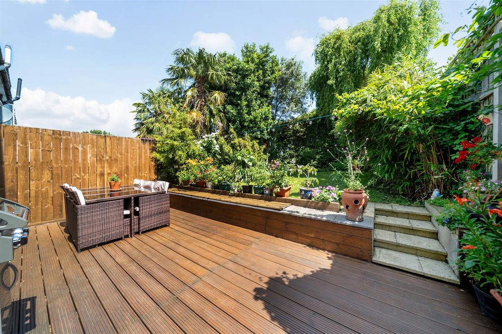 Property photo 2 of 12 Garendon Road