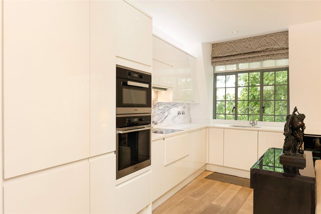 Property photo 3 of 10 Kitchen