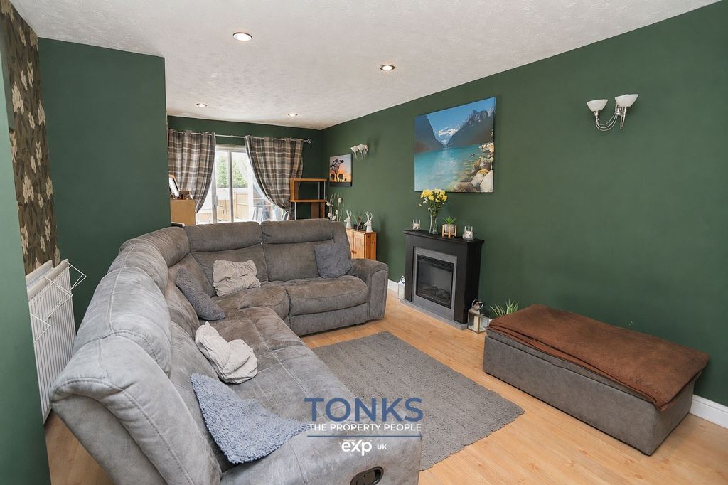 Property photo 2 of 25