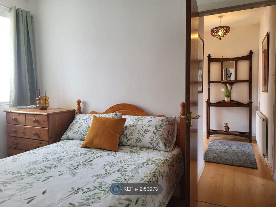 Property photo 3 of 7 Spacious Bedroom