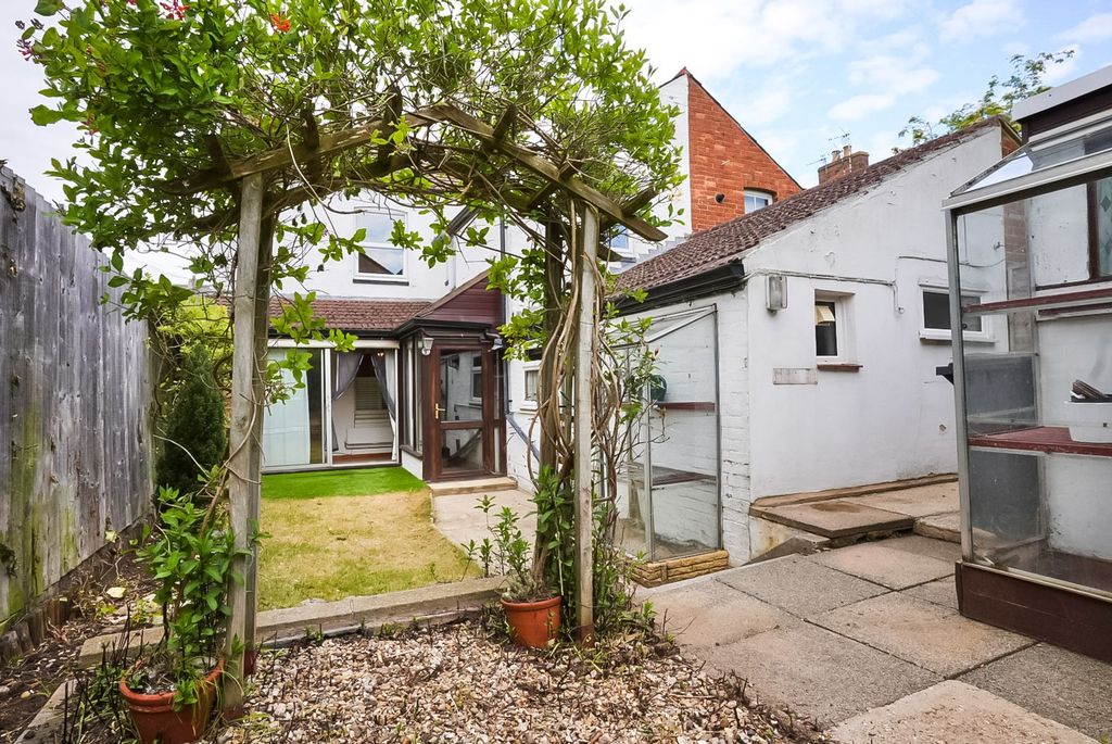 Property photo 2 of 28