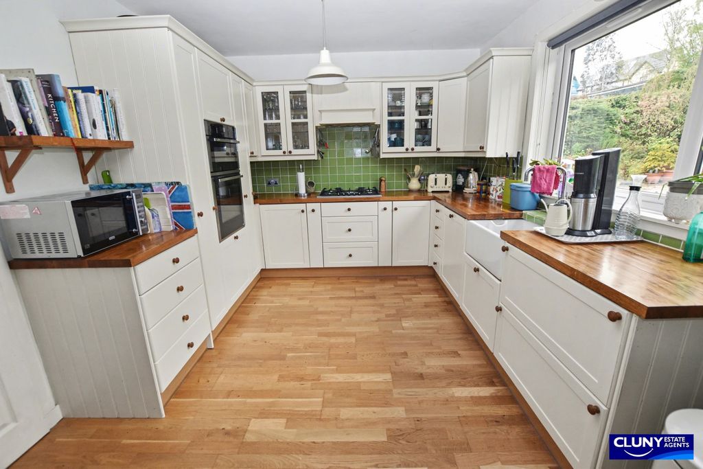 Property photo 2 of 25