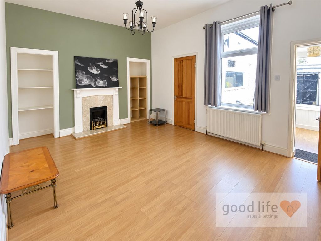 Property photo 2 of 11 20261007_191221753_Ios32 Westbury.Jpg