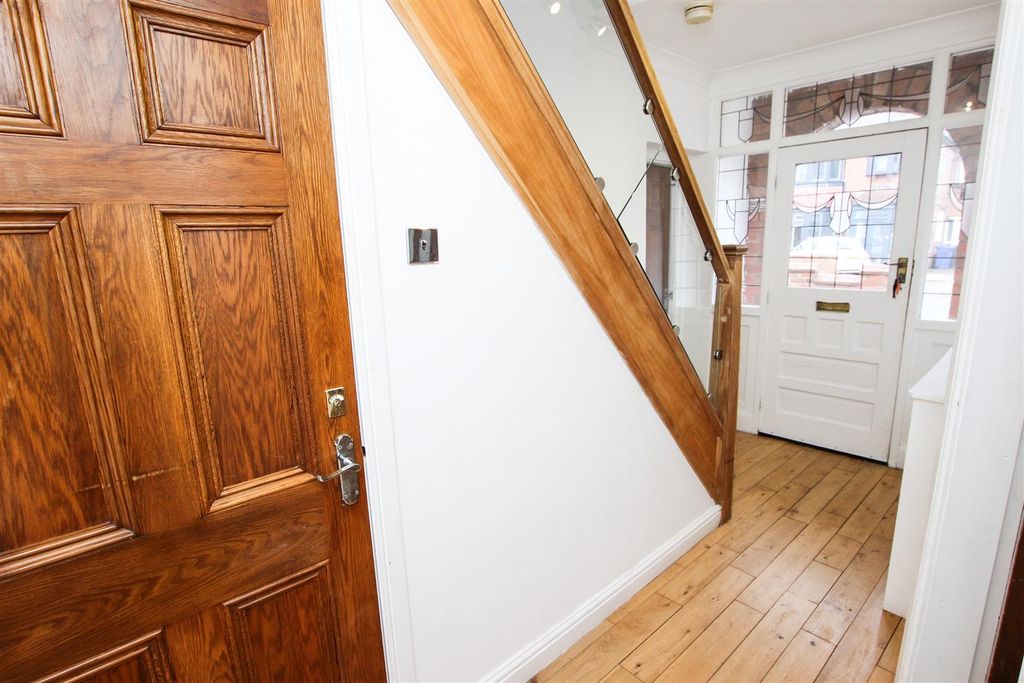 Property photo 2 of 22 Entrance Hall