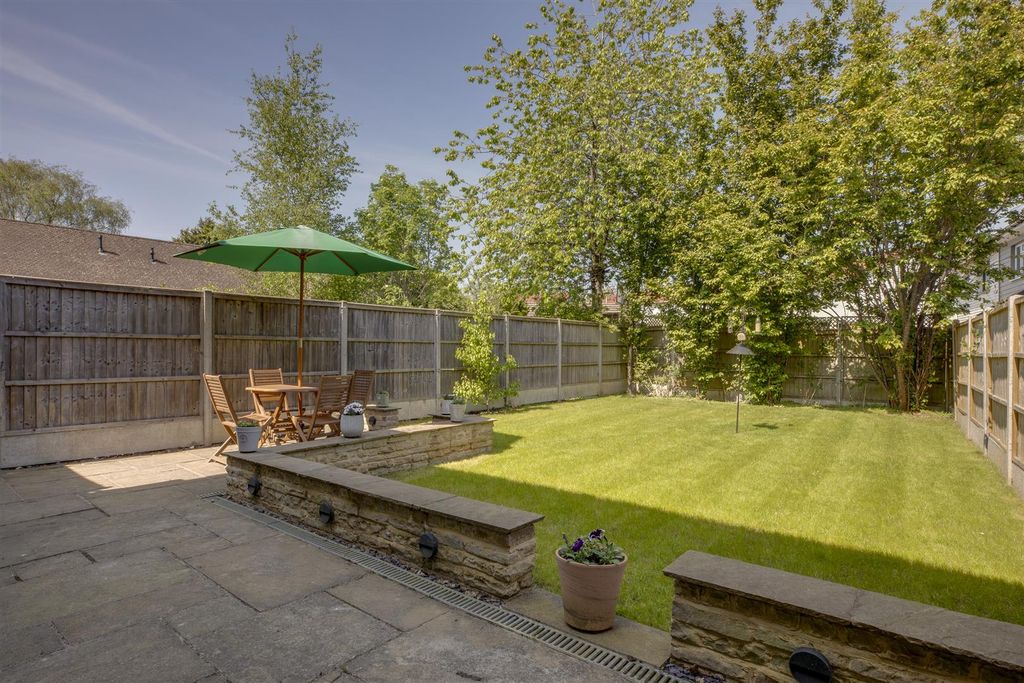 Property photo 2 of 15 20 Totteridge Drive, Hp13 6Jj-10.Jpg