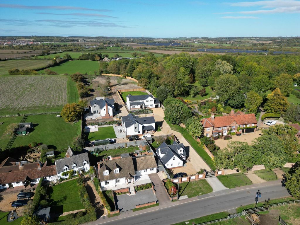 Property photo 2 of 28