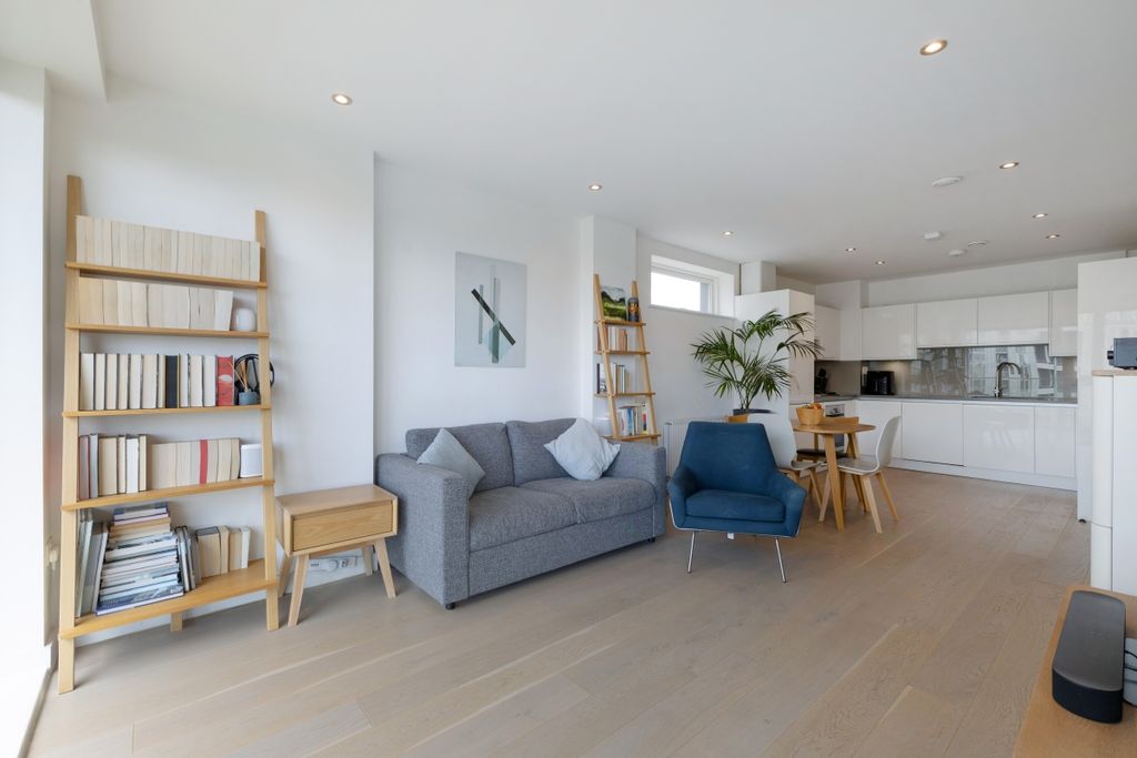 Property photo 3 of 16 93038_Flat 607 Ca...
