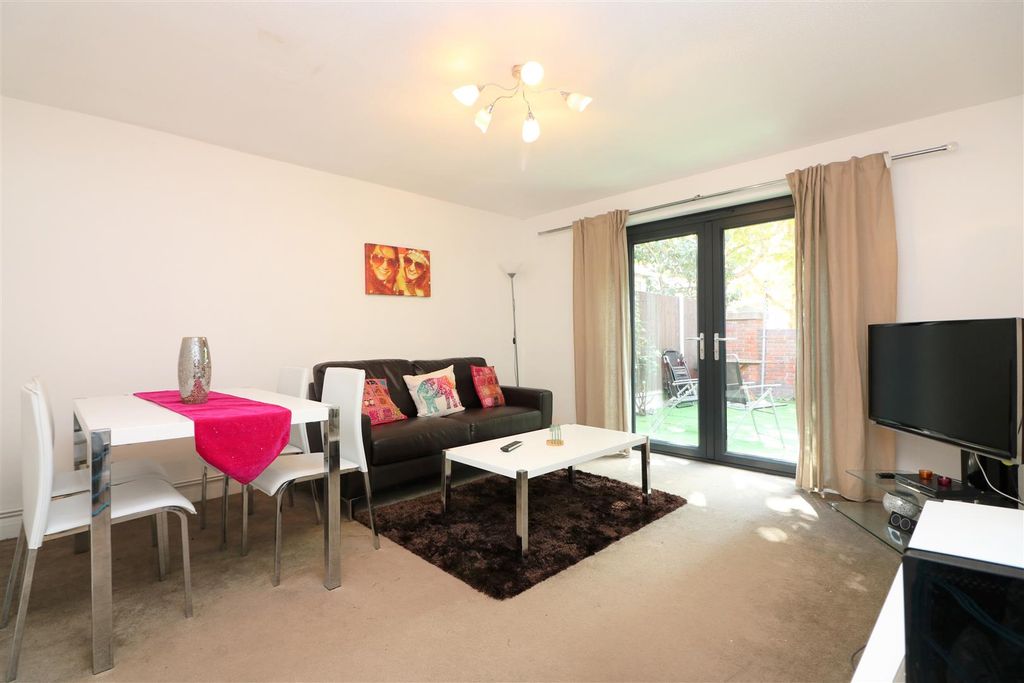 Property photo 2 of 10 Dingle Gardens.Jpg