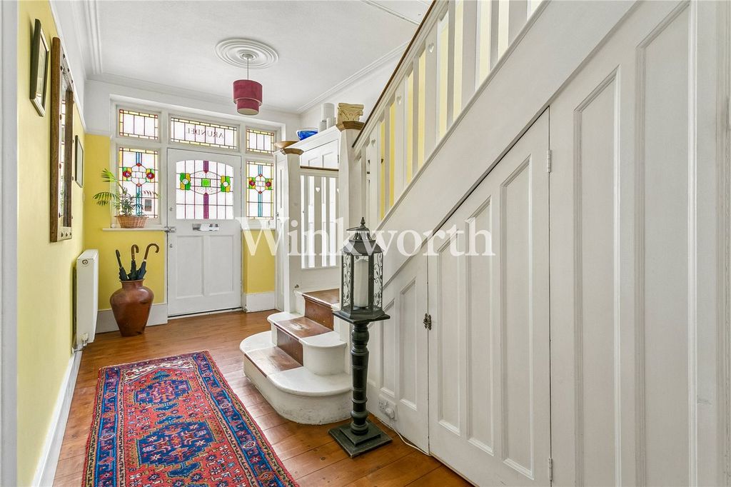 Property photo 2 of 18 Enterance Hall