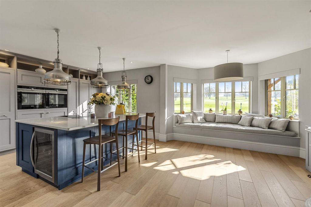 Property photo 2 of 53 Haycorns Blighton Lane The Sands Farnham Gu10 1Pu-