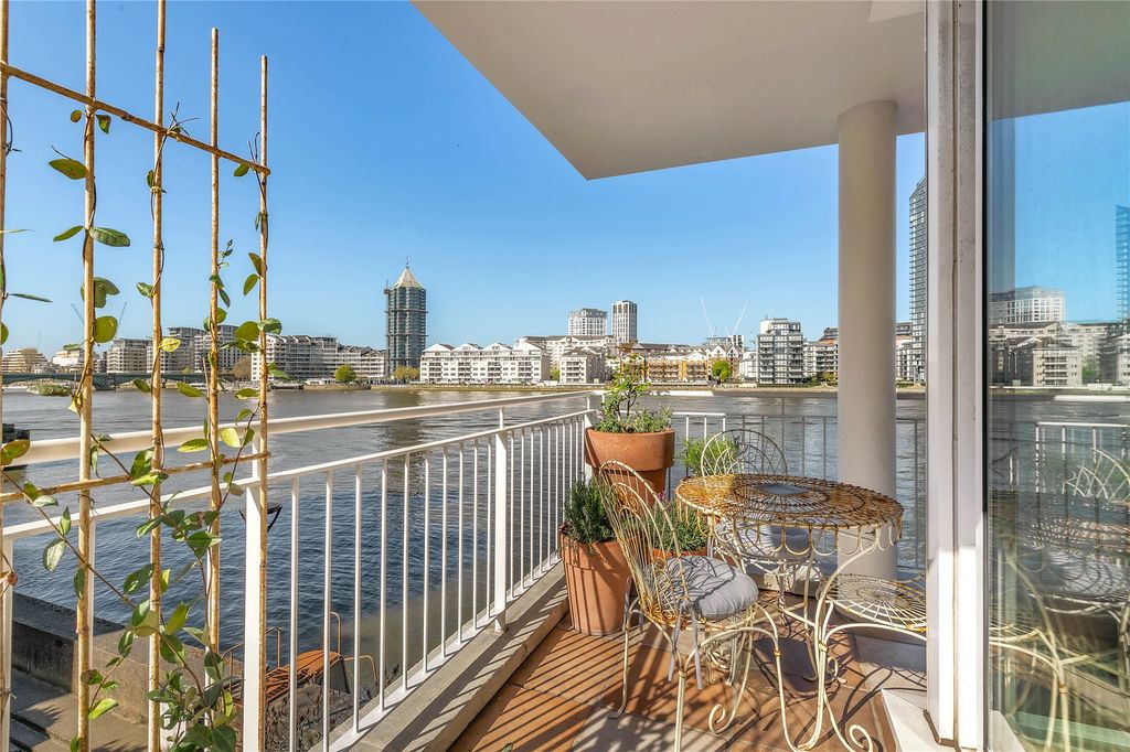 Property photo 2 of 10 Balcony