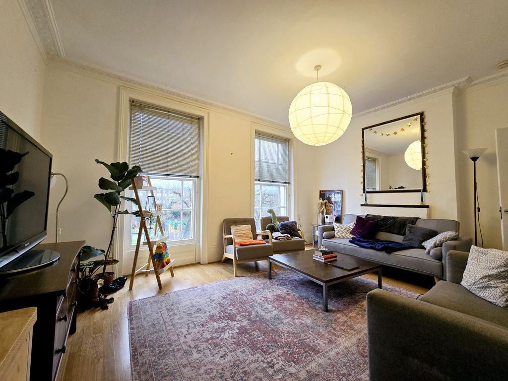 Property photo 1 of 10 A Spacious, Bright And Airy Two Double Bedroom Flat With A Large Separate Study, Located Within Walking Distance Of Kennington Tube Station, Kennington Park And Local Amenities.