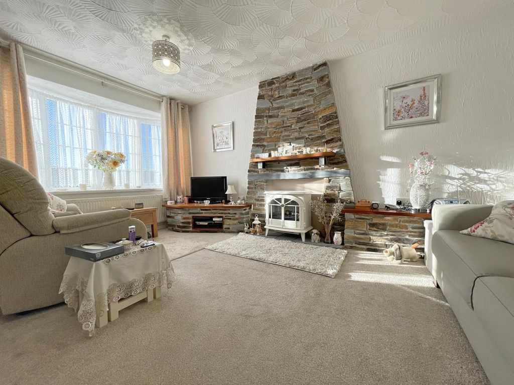 Property photo 2 of 21 Culver Close 24 - Lounge 1.Jpg