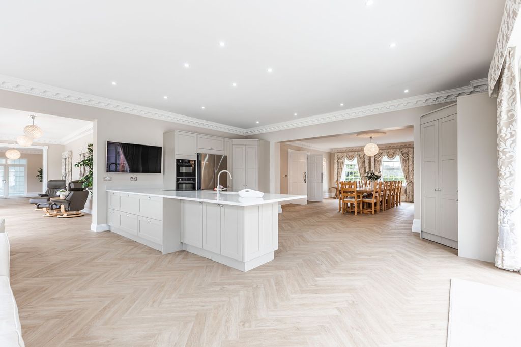Property photo 2 of 32