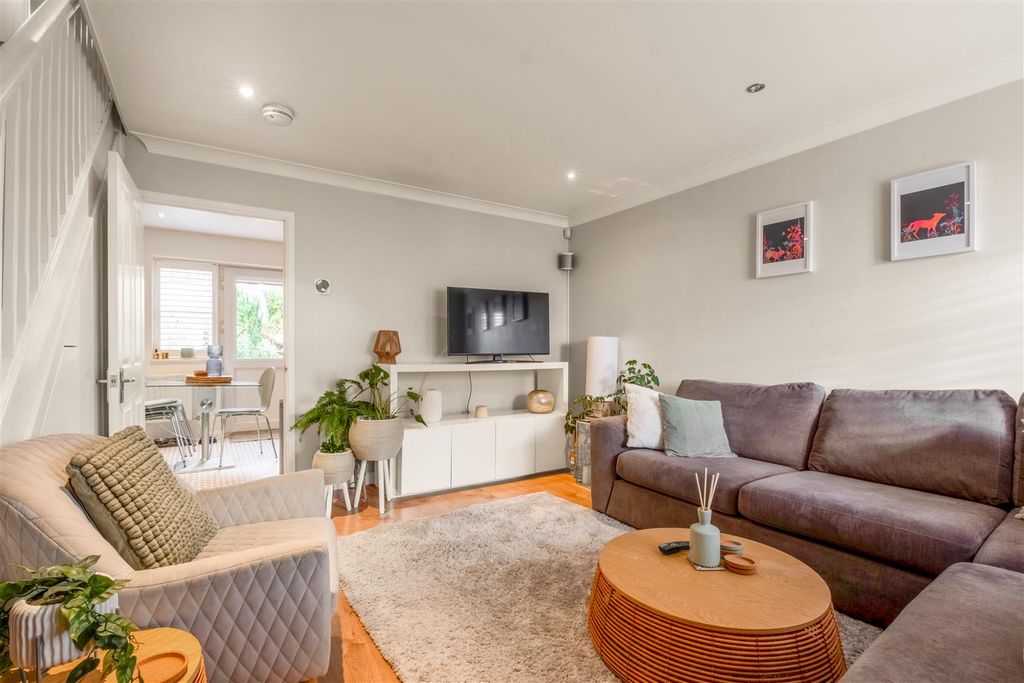 Property photo 2 of 21 9 Blackthorn Close_7.Jpg