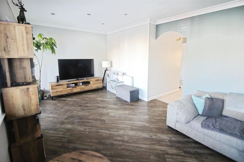 Property photo 3 of 23 Lounge