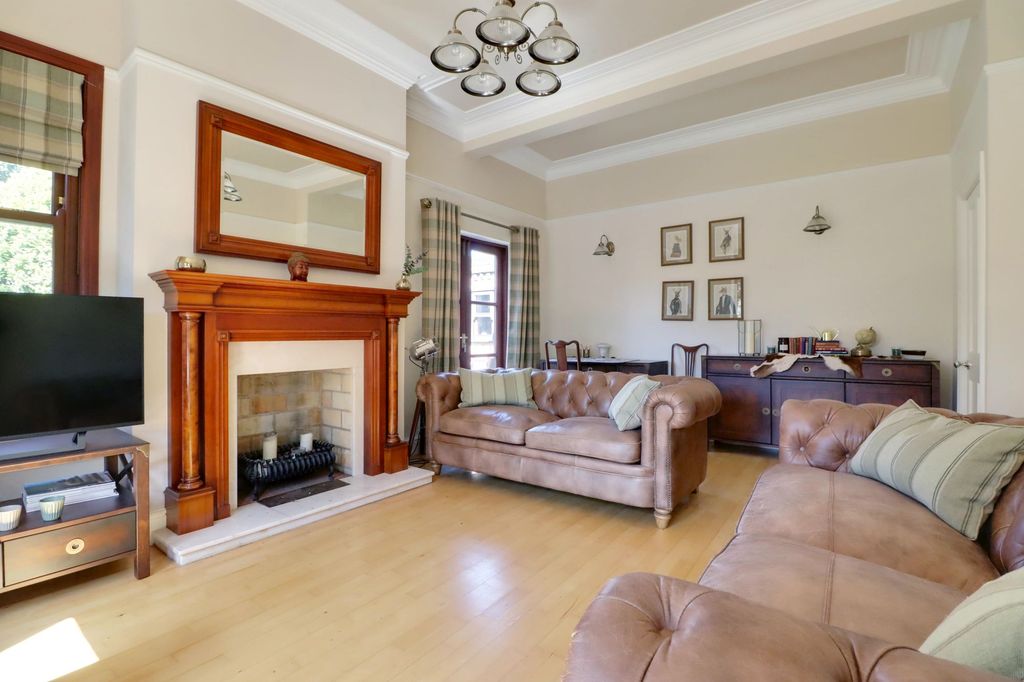 Property photo 2 of 37
