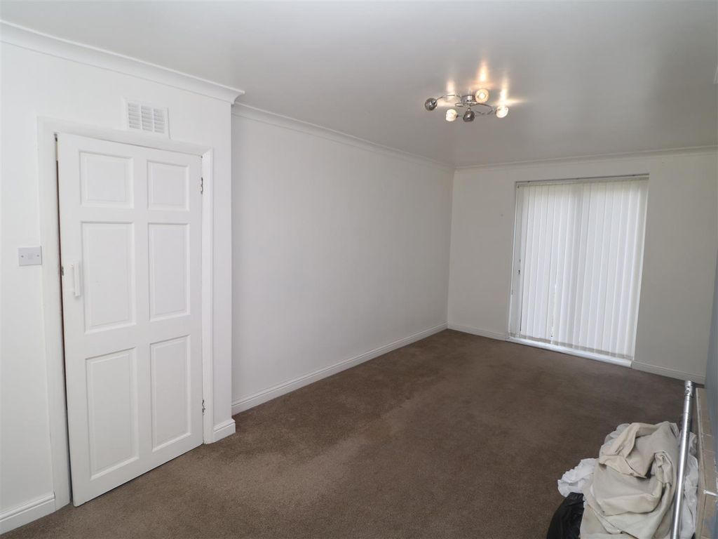 Property photo 3 of 11 Lounge