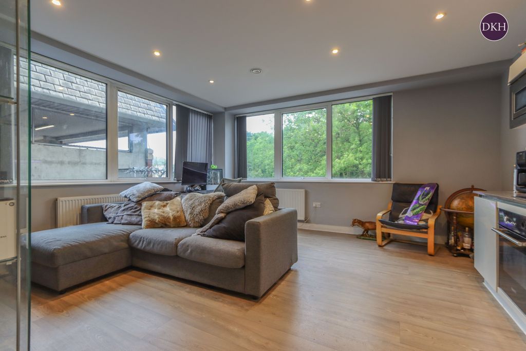 Property photo 2 of 9 Photo 02