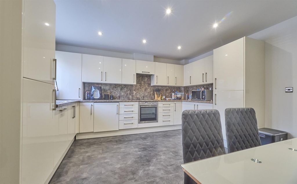 Property photo 2 of 16 Lockley Gardens_2.Jpg
