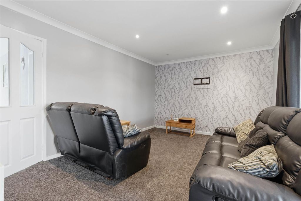 Property photo 2 of 15 Lounge.Jpg