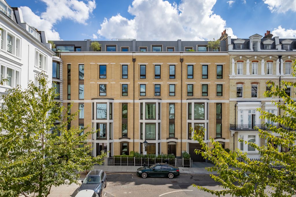 Property photo 2 of 18 External 