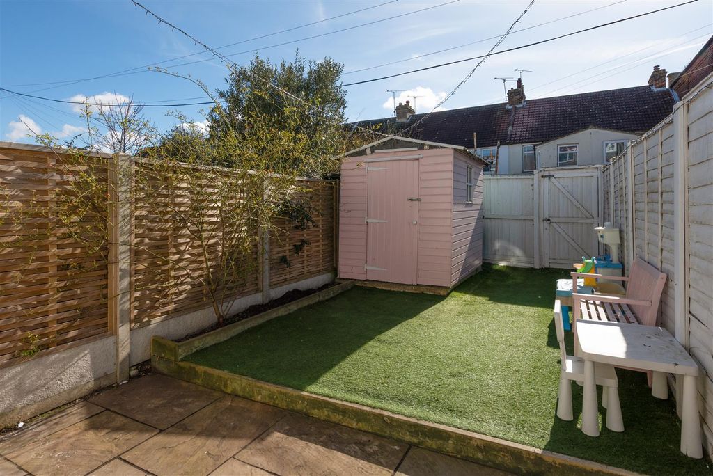 Property photo 3 of 12 Sydenham Street, Whitstable