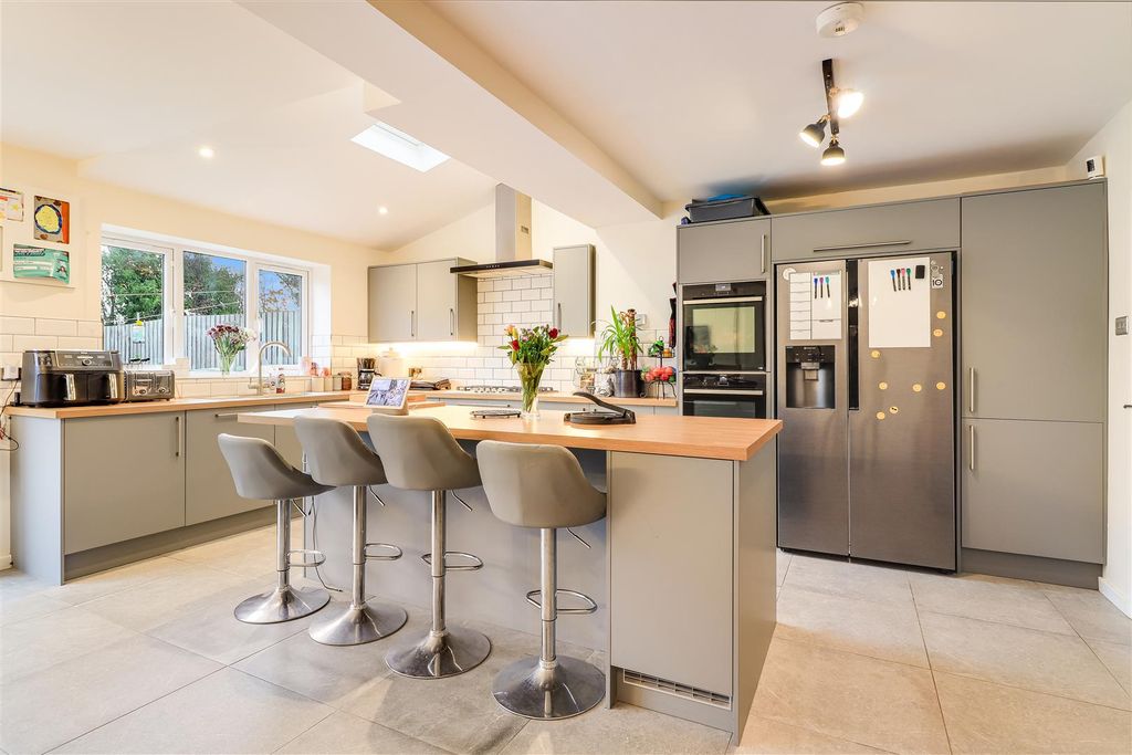 Property photo 3 of 24 Img (11).Jpg