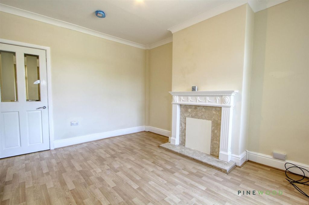 Property photo 3 of 13 Lounge