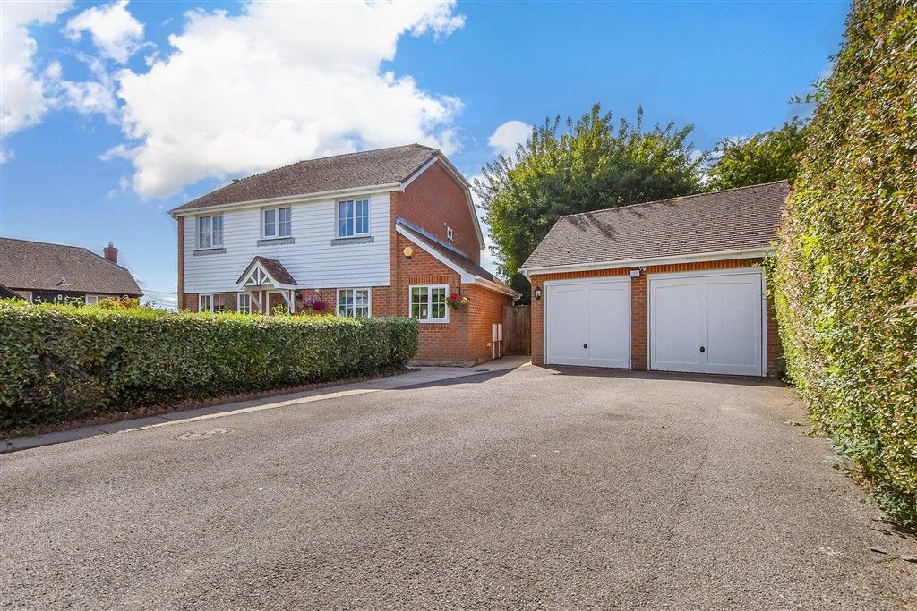 Property photo 2 of 17 Driveway/Parking