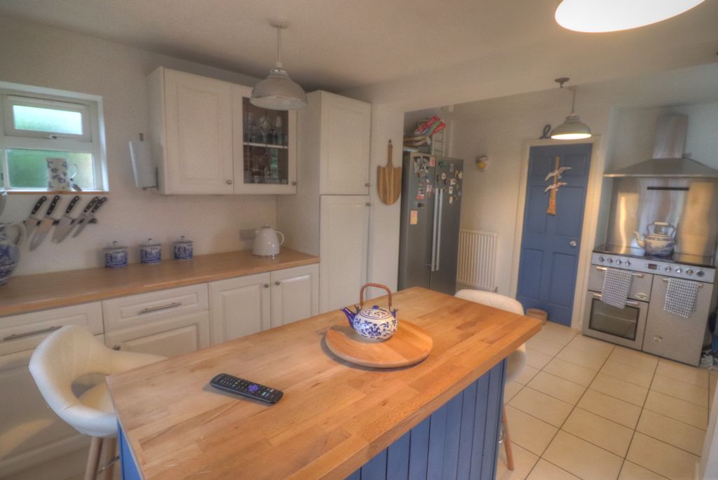 Property photo 2 of 20 Kitchen