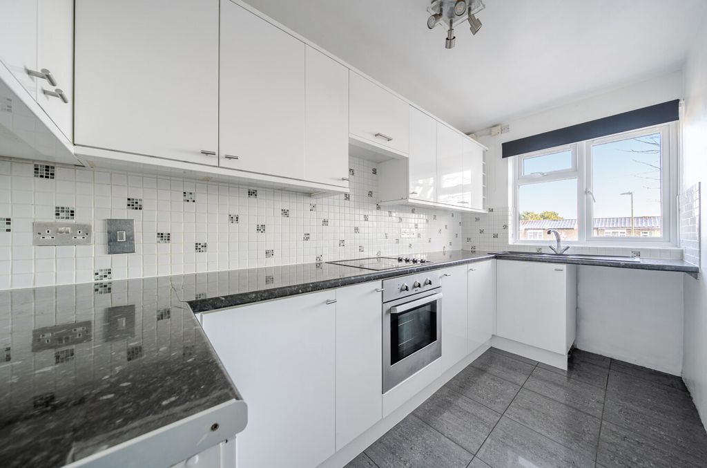 Property photo 3 of 11 1395615-8-695B96d...