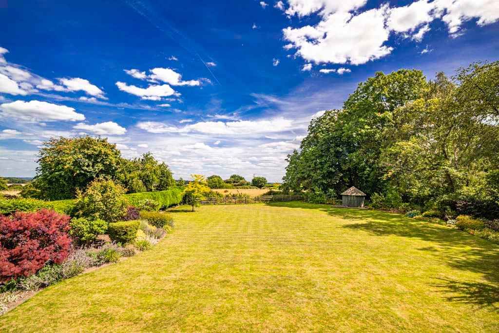 Property photo 2 of 31