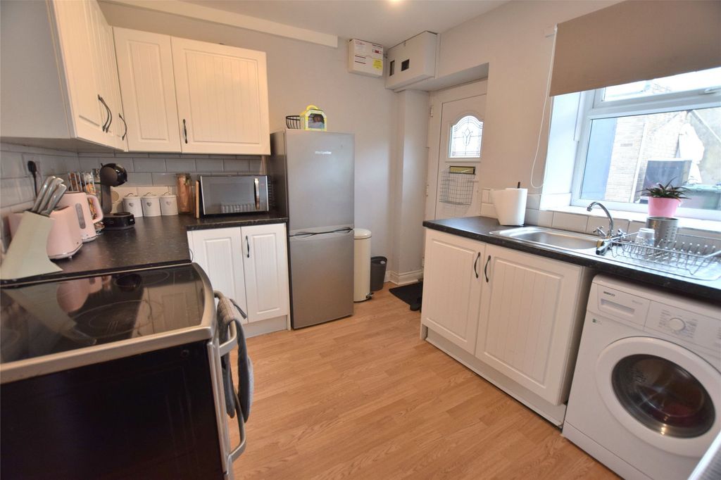 Property photo 2 of 7 Kitchen