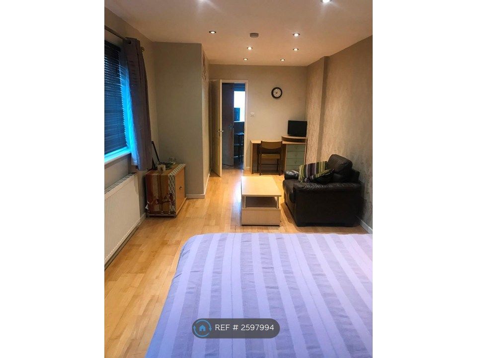Property photo 1 of 5 Bedroom With Lounging Area