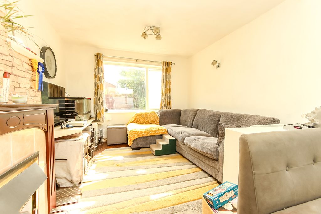 Property photo 3 of 9 Lounge