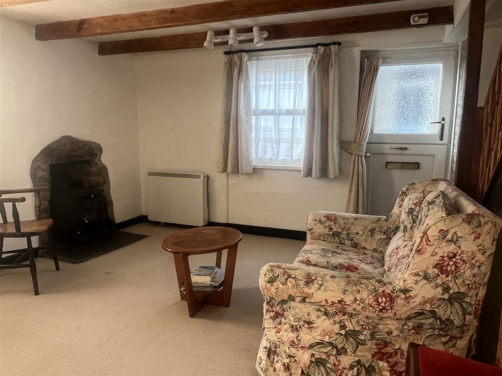 Property photo 3 of 17 Lounge