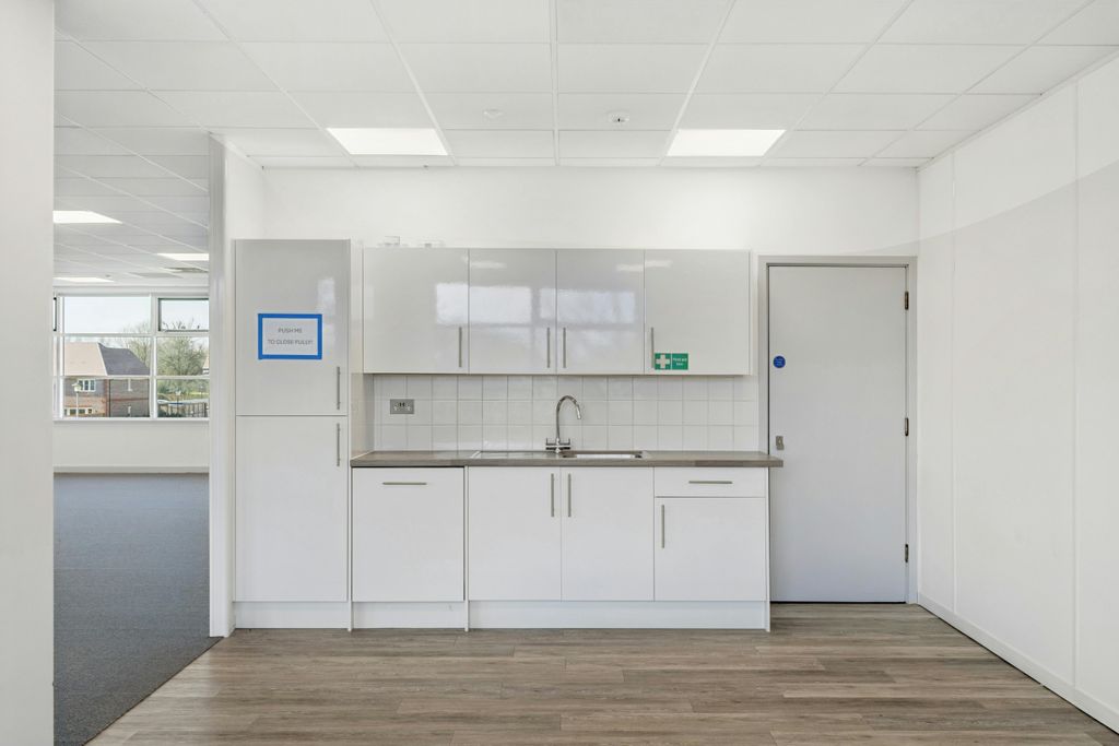 Property photo 3 of 7 105441_Beechwood Suite 4 Grove Park Industrial Estate Wal(17).Jpg