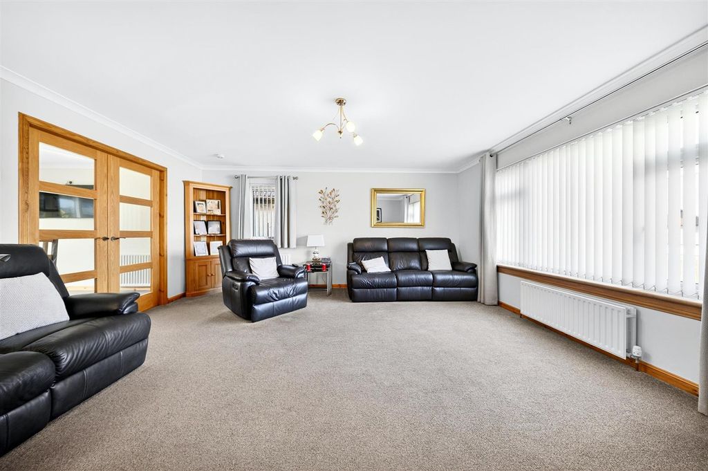 Property photo 2 of 11 Lounge