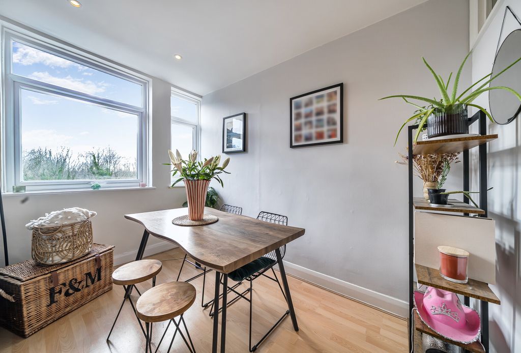 Property photo 3 of 10 1407925-16-698c99...