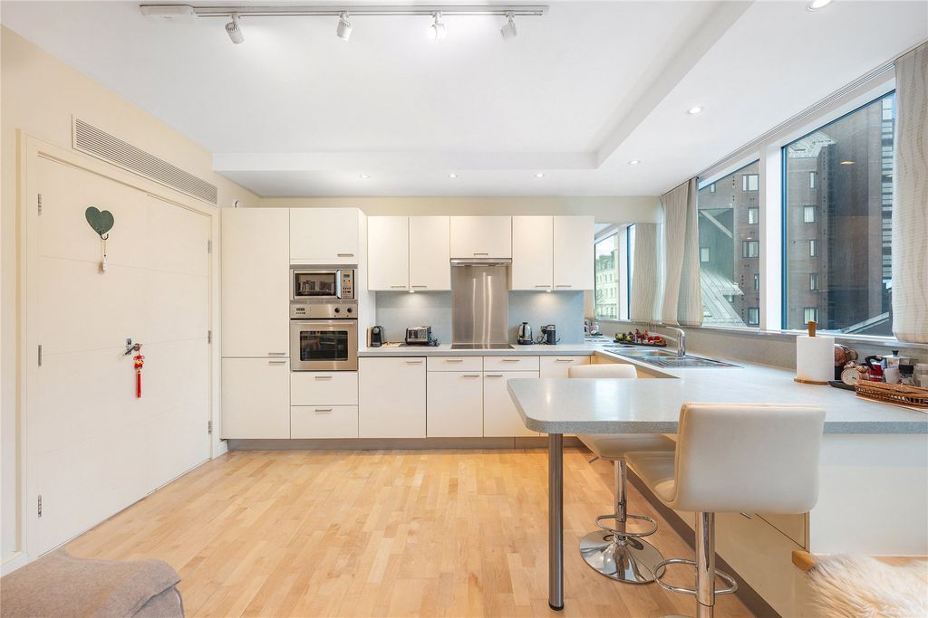 Property photo 2 of 6 Kitchen