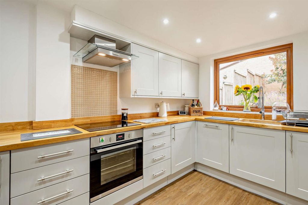 Property photo 3 of 10 8699158-Interior08-800.Jpg