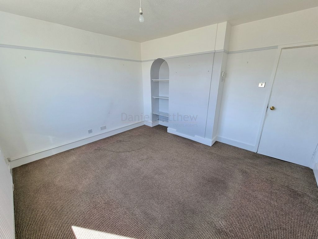 Property photo 3 of 18 Lounge