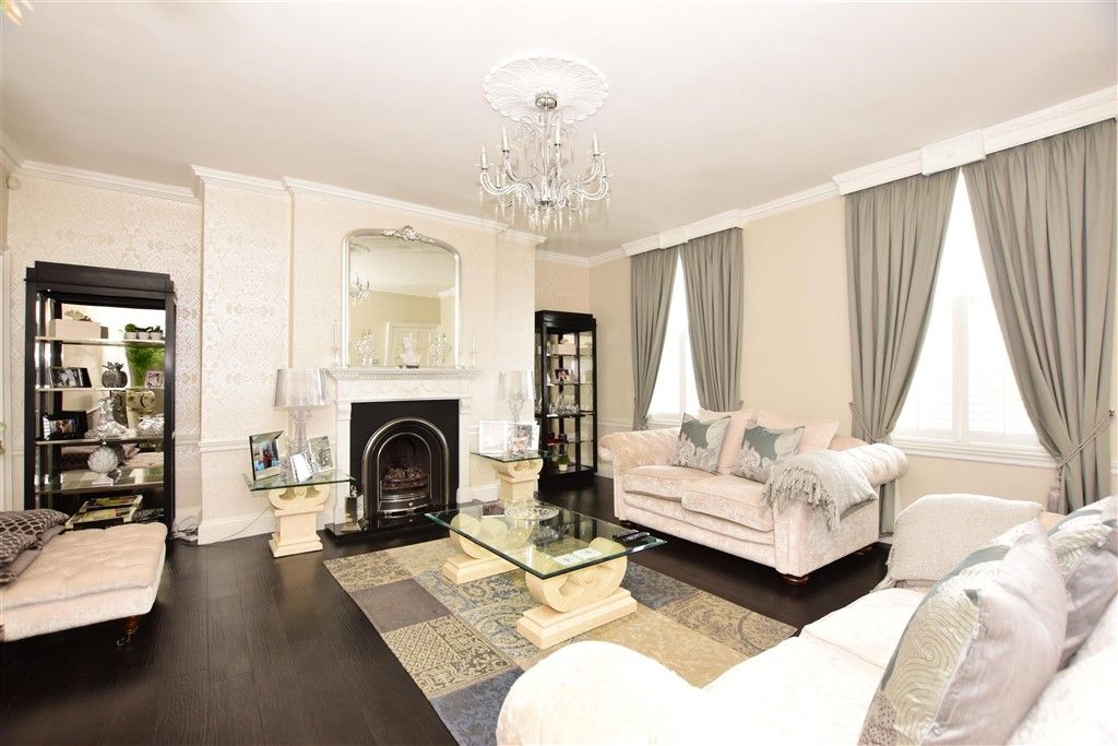 Property photo 3 of 15 Lounge