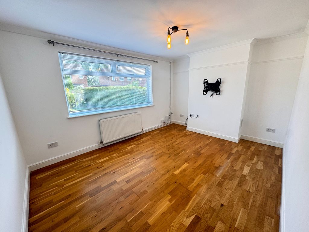 Property photo 2 of 15 4376111