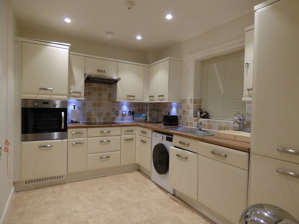 2 bed flat for saleWorcester Road, Malvern, Worcestershire WR14 photo 4