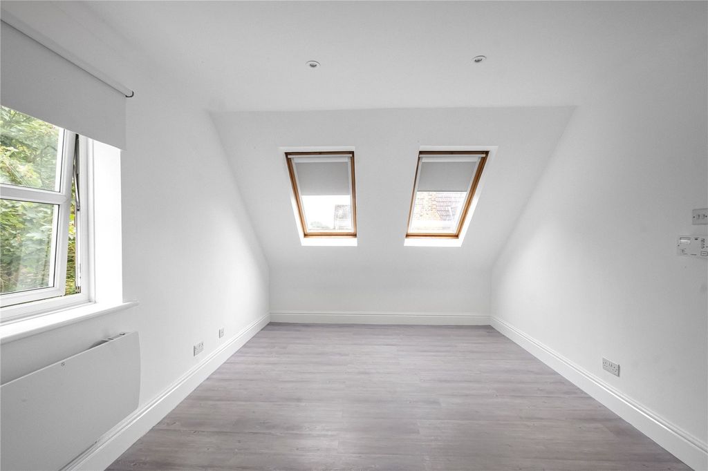 Property photo 2 of 8 Picture No. 12