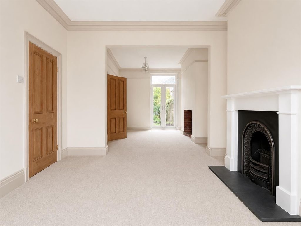 Property photo 2 of 12 Lounge.Png