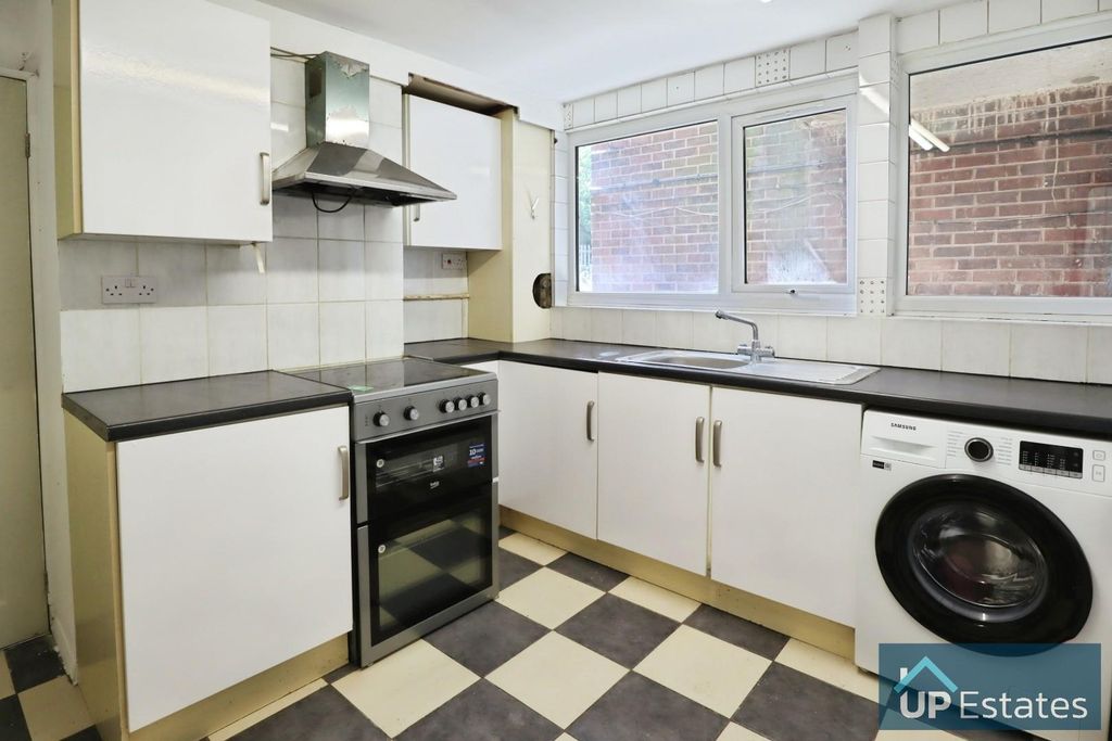 Property photo 2 of 7 Kitchen