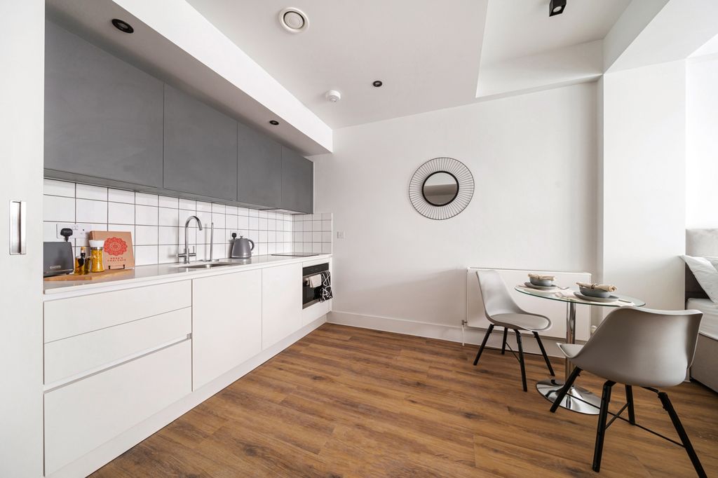 Property photo 3 of 6 Kitchen/Dining